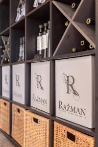 Certificato, attestato, insegna o altro documento esposto da Ražman Wine Rooms