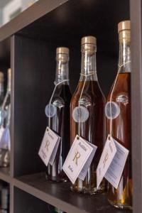 uno scaffale con tre bottiglie di salsa sopra di Ražman Wine Rooms a Gračišče Altre 17 foto