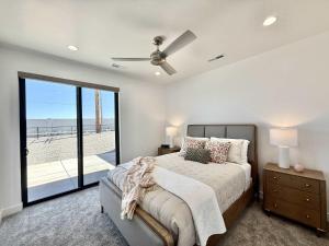 Ένα ή περισσότερα κρεβάτια σε δωμάτιο στο Modern Desert Townhome in Kanab Close to Zion +19 φωτογραφίες