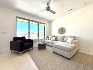 Χώρος καθιστικού στο Modern Desert Townhome in Kanab Close to Zion