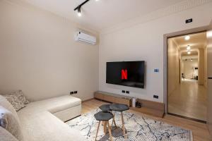 Μια τηλεόραση ή/και κέντρο ψυχαγωγίας στο Luxury 2 BR - 1 Ensuite POOL - By Beithady - BH-26-202 +31 φωτογραφίες