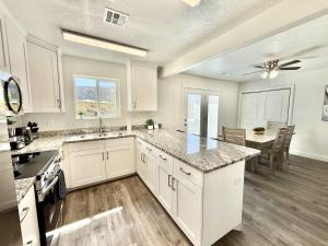 Η κουζίνα ή μικρή κουζίνα στο Entire Duplex near Zion with 2 hot tubs sleeps 9