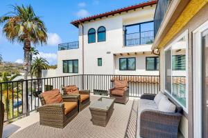 Un balcón con muebles y una palmera en North Beach B, en San Clemente