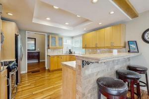 Una cocina con una encimera con taburetes. en North Beach B, en San Clemente