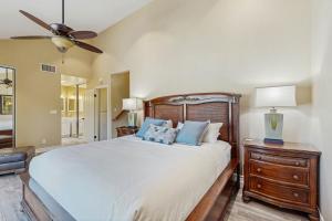 Un dormitorio con una cama y un ventilador de techo. en North Beach B, en San Clemente