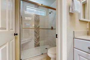 Un baño con inodoro y ducha de cristal. en North Beach B, en San Clemente 15 fotos más
