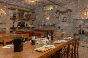 una sala da pranzo con tavolo e bottiglie di vino di Ražman Wine Rooms a Gračišče