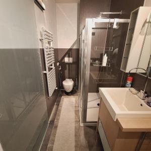 Koupelna v ubytování Art-inn + 5 fotografií