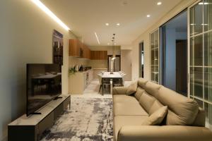 a living room with a couch and a kitchen at Edgar Allan Poe 227 By Ömora in Mexico City