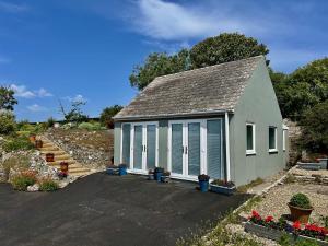 ein kleines weißes Haus mit vielen Fenstern in der Unterkunft Tower Cottage in Pembroke