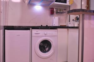 パリにあるAlbert2 Charming appt Paris13の白い洗濯乾燥機