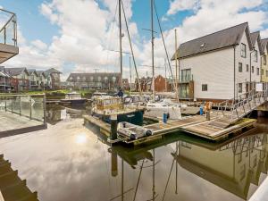 un puerto deportivo con varios barcos atracados en el agua en 4 Bed in East Cowes 93249, en Newport