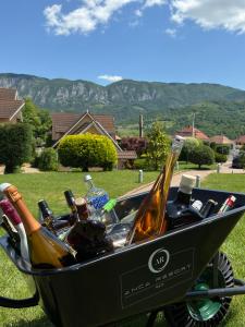 O vedere generală la munți sau o vedere la munte luată de la această vilă