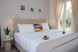 Ένα ή περισσότερα κρεβάτια σε δωμάτιο στο Arourahomes Spetses Town Suites