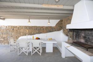 Χώρος καθιστικού στο Ultramare Mykonos Beachfront House with 2 Outdoor Tubs