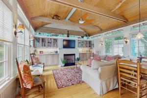 Una sala de estar con un sofá y una chimenea. en Happy Thoughts Cottage, en New Buffalo
