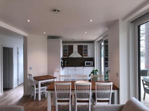 a kitchen and dining room with a table and chairs at Stora älg -Ferienhaus am Älgsjön in Arvika