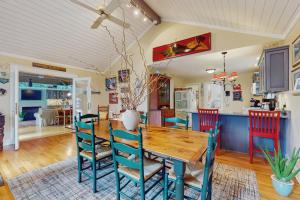 Un comedor con mesa y sillas de madera. en Happy Thoughts Cottage, en New Buffalo