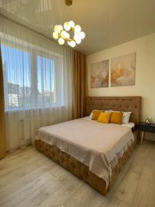 ein Schlafzimmer mit einem großen Bett mit gelben Kissen in der Unterkunft Двухкомнатная квартира в Аркадии с двумя кроватями две отдельные спальни in Odessa