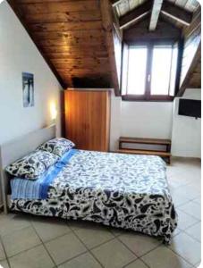 a bedroom with a bed in a room at La Mansarda 800metri da Ravello in Scala