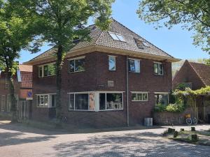 a large brick house with a roof at Aan de Burgwal in Enkhuizen