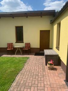 eine Terrasse mit einem Tisch, Stühlen und einem Tisch in der Unterkunft Stonava-Mexiko, industry&pohoda-klid in Karviná