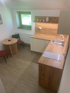 eine Küche mit einer Spüle und einer hölzernen Arbeitsplatte in der Unterkunft Stonava-Mexiko, industry&pohoda-klid in Karviná