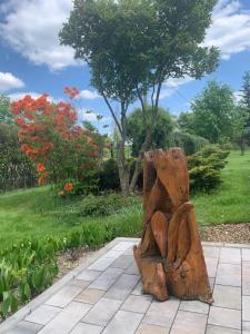 eine Bank aus Holz in einem Garten in der Unterkunft Stonava-Mexiko, industry&pohoda-klid in Karviná + 3 Fotos