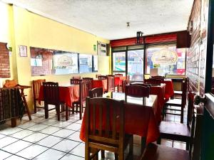 Un restaurant u otro lugar para comer en Hotel Jimmy Latacunga