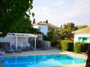 a house with a swimming pool in a yard at The Iconpainter Zaga Villa in Kómboi +17 photos