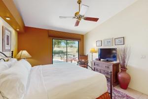 - une chambre avec un lit, un ventilateur de plafond et une télévision dans l'établissement Tucson National #2428, à Tucson