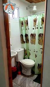 ein Badezimmer mit Toilette und Duschvorhang in der Unterkunft Departamento Tio Iguazú in Puerto Iguazú