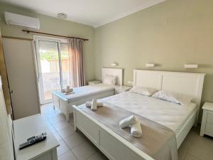 Postel nebo postele na pokoji v ubytování Dionyssos