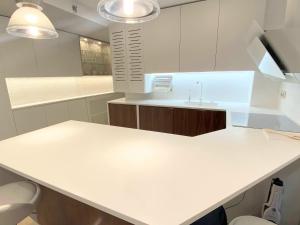 Una cocina con encimera blanca y fregadero. en Acogedor apartamento con acabados primera calidad, en Zaragoza 20 fotos más