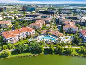 オーランドにあるVista Cay at Epic Universe - Standard 2 bedroom condoのプール付きのリゾートの空中ビュー