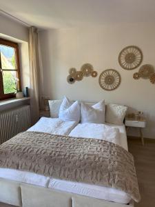 阿尔高内的伊门施塔特Alpenglück的卧室里有一张铺着白色床单的大床