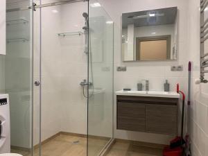 Phòng tắm tại Gonio N206 Sea view Beachfront Terrace +26 ảnh