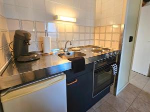 Cuisine ou kitchenette dans l'établissement Séjour les pieds dans l'eau