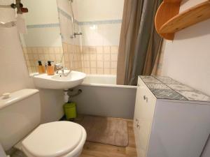 une petite salle de bain avec toilettes et lavabo dans l'établissement Séjour les pieds dans l'eau, au Barcarès 31 autres photos
