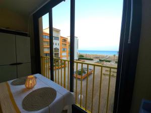 Vue générale sur la mer ou vue sur la mer prise depuis l'appartement