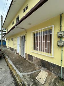 El edificio en el que está el departamento 4 fotos más