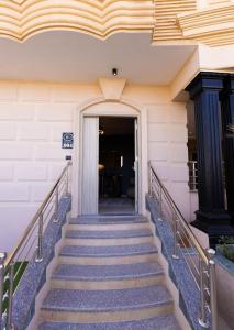 un conjunto de escaleras que conducen a un edificio en Luxury Modern Studio Ensuite By Beithady, en New cairo