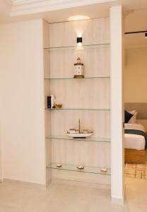Una pared de estanterías en una habitación con dormitorio. en Luxury Modern Studio Ensuite By Beithady, en New cairo