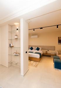 Un dormitorio con una cama y un sofá en una habitación. en Luxury Modern Studio Ensuite By Beithady, en New cairo