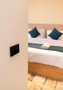 Un dormitorio con una cama con almohadas azules. en Luxury Modern Studio Ensuite By Beithady, en New cairo 50 fotos más