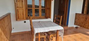 a table and chairs in a room with a window at Darna 2 in Demina