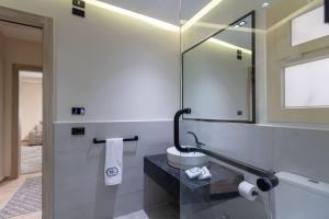 Ένα μπάνιο στο Luxury 3BR - 3 Ensuites - Pool - By Beithady - BH-26-401