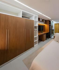 1 dormitorio con armarios de madera y escritorio en Studio 1501, en Río de Janeiro 55 fotos más