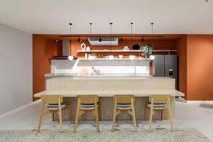 cocina con mesa y 3 sillas en Studio 1501, en Río de Janeiro