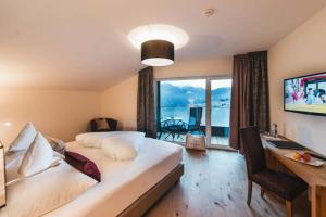 TV a/nebo společenská místnost v ubytování Hotel Bergblick 4 Sterne Superior